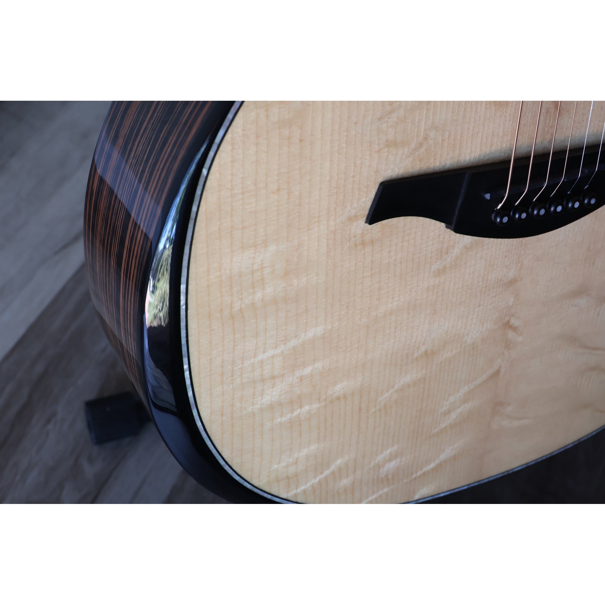 Lag HyVibe 50 Auditorium Bevel Cutaway Acoustic-Electric Smart Guitar
