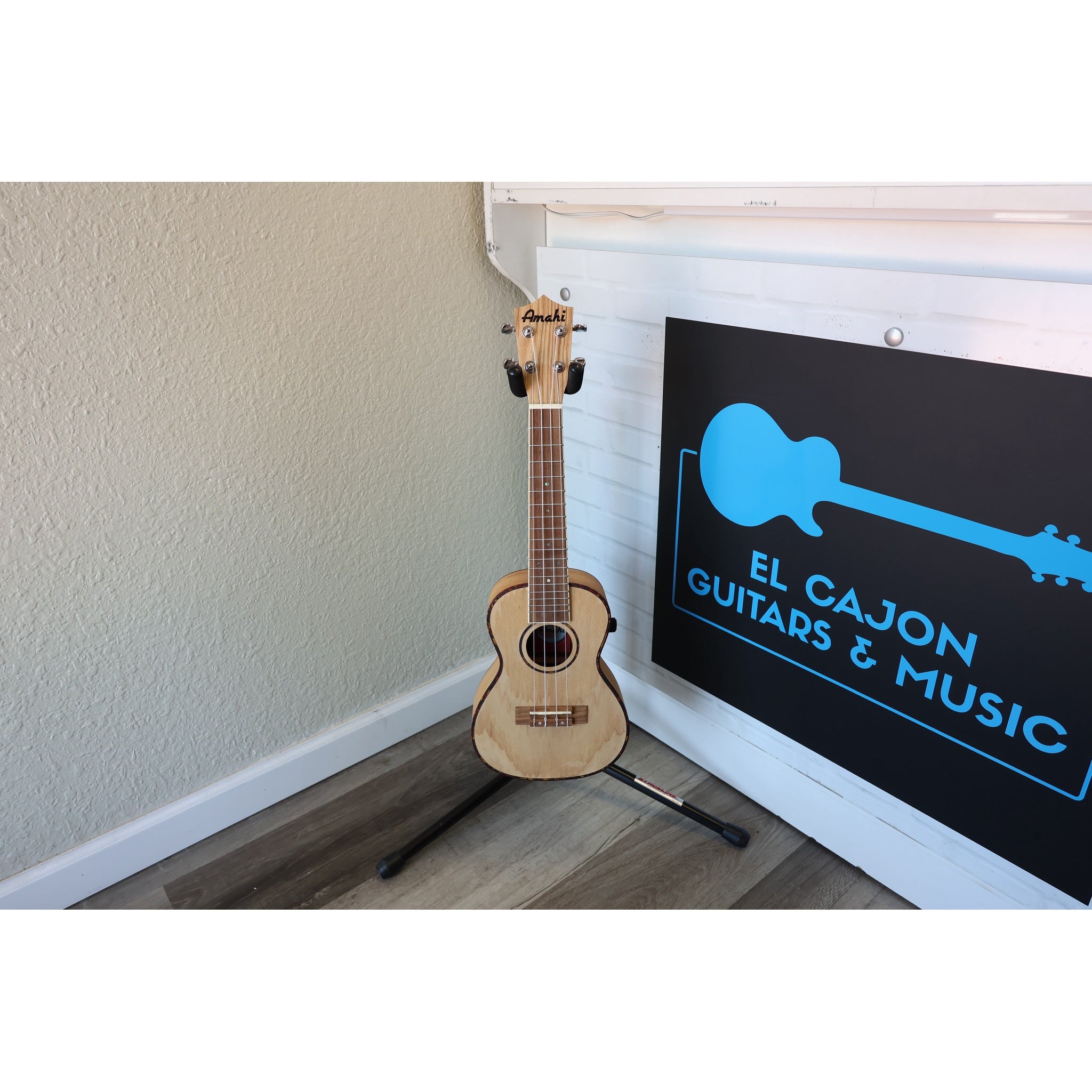 Amahi UK880C Classic Series Concert Ukulele Quilted Ash