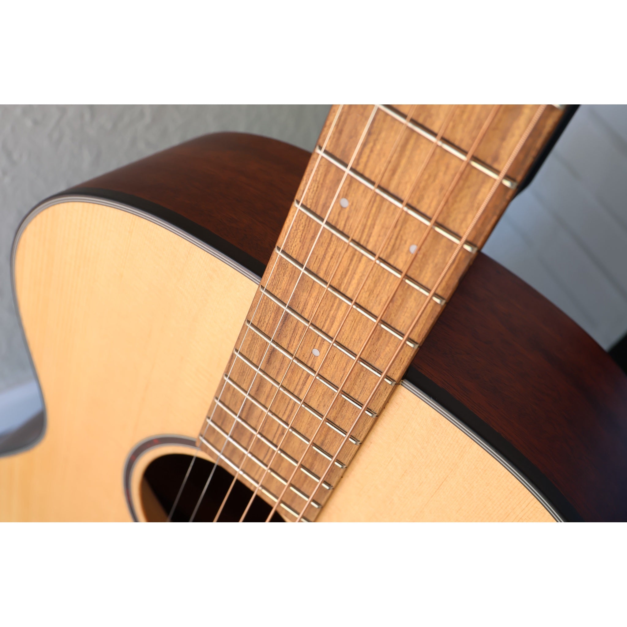 Breedlove Discovery S Concert Acoustic-Electric Guitar – Natural Satin