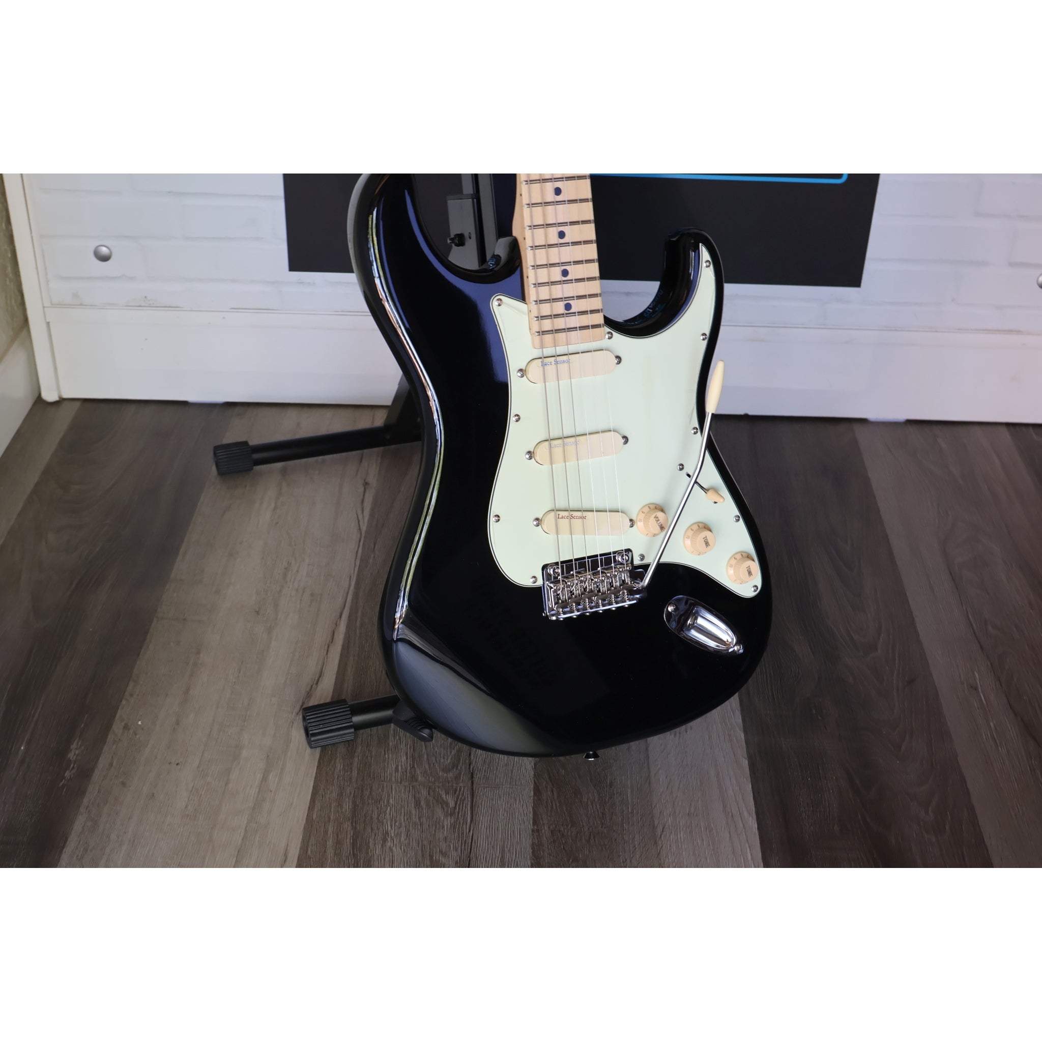 Tagima T-635 Classic LS-BK-LF/MG Electric Guitar – Gloss Black