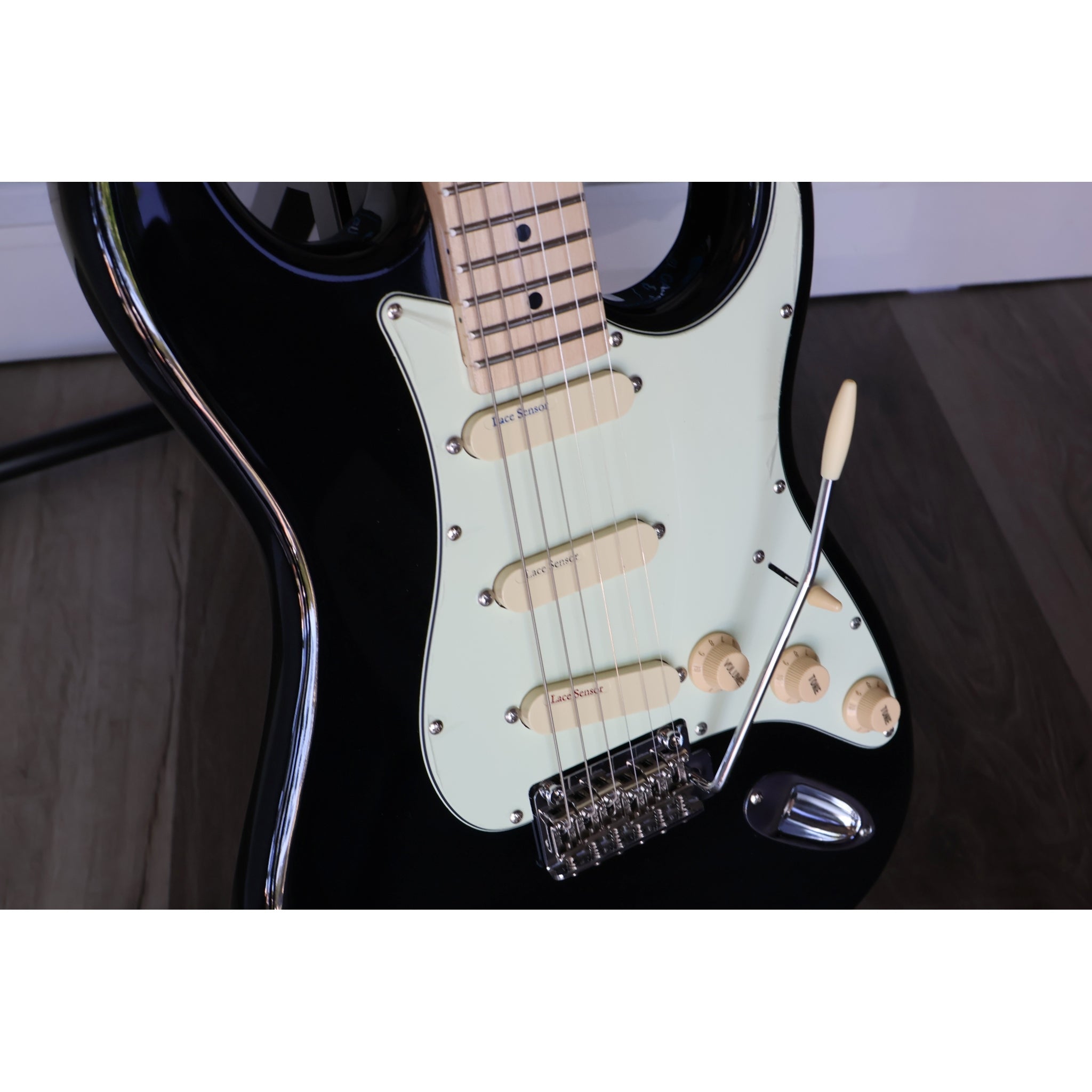 Tagima T-635 Classic LS-BK-LF/MG Electric Guitar – Gloss Black