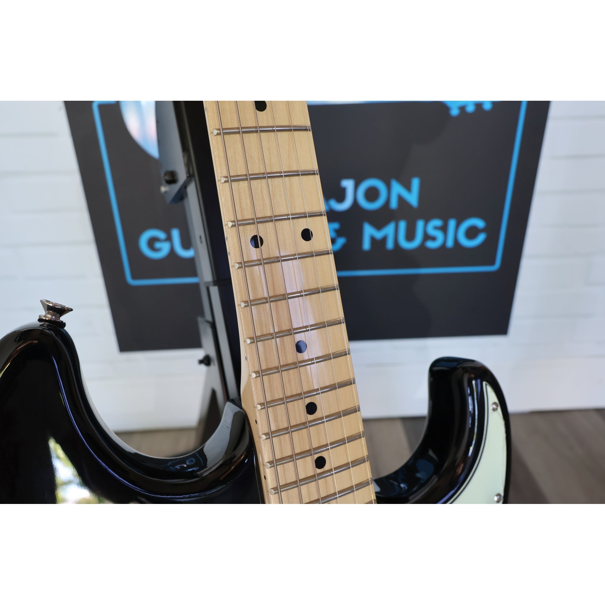 Tagima T-635 Classic LS-BK-LF/MG Electric Guitar – Gloss Black