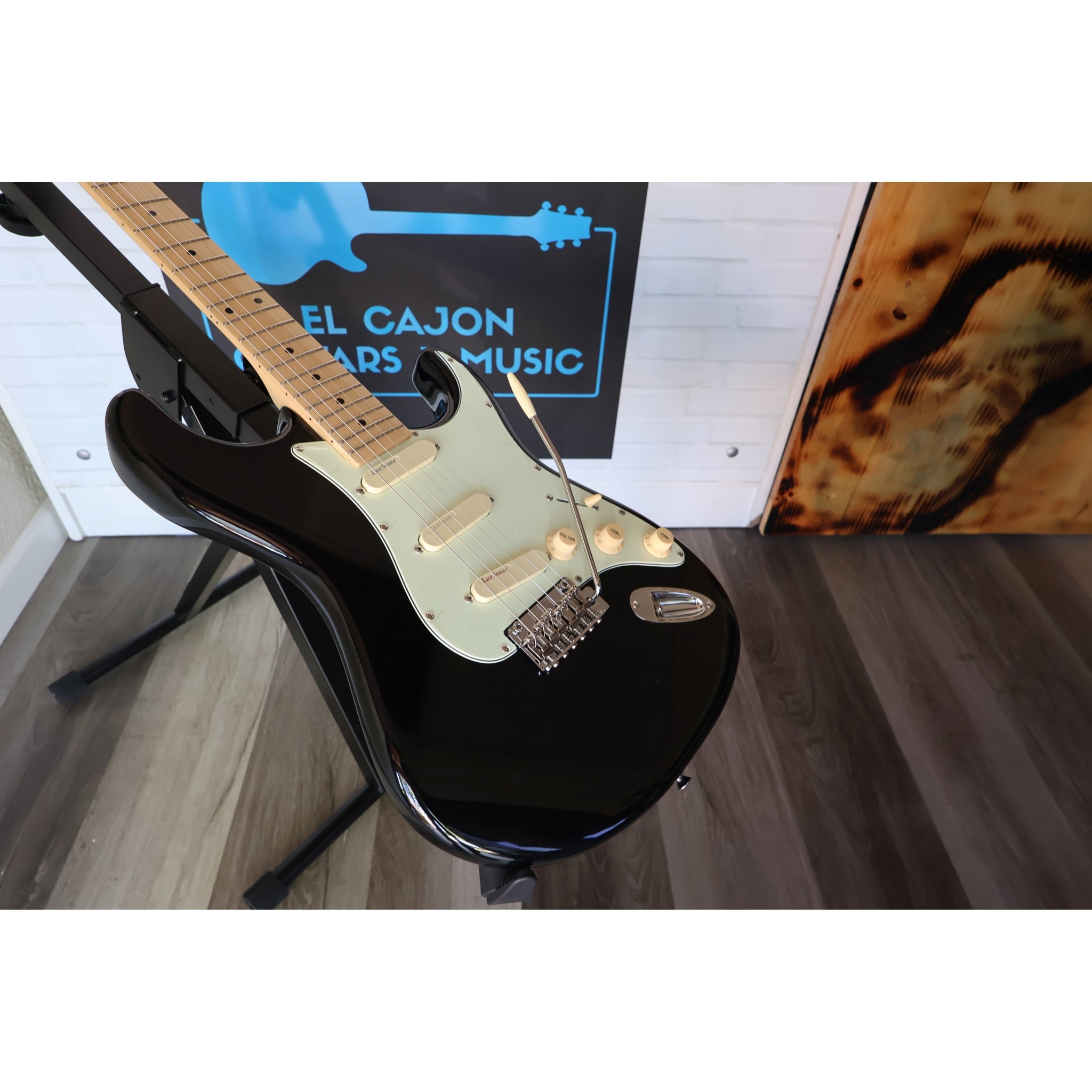 Tagima T-635 Classic LS-BK-LF/MG Electric Guitar – Gloss Black