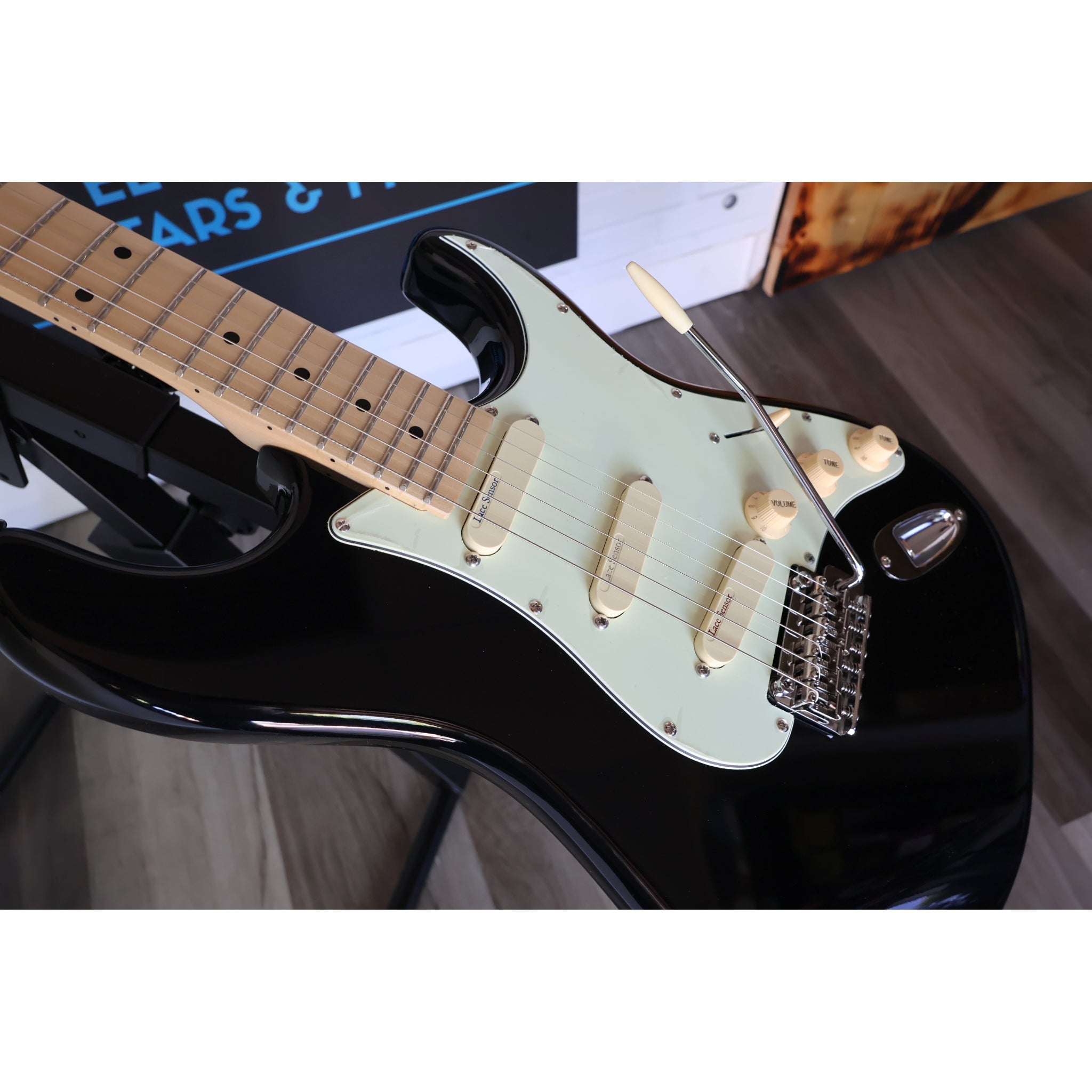 Tagima T-635 Classic LS-BK-LF/MG Electric Guitar – Gloss Black