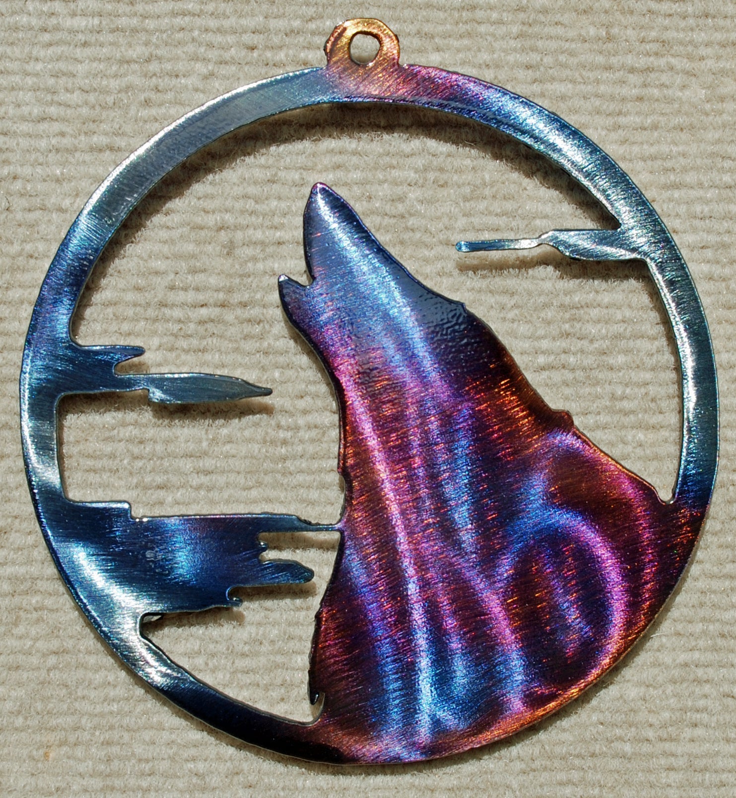 Wolf Howling with Clouds in Circle Metal Art (#129)
