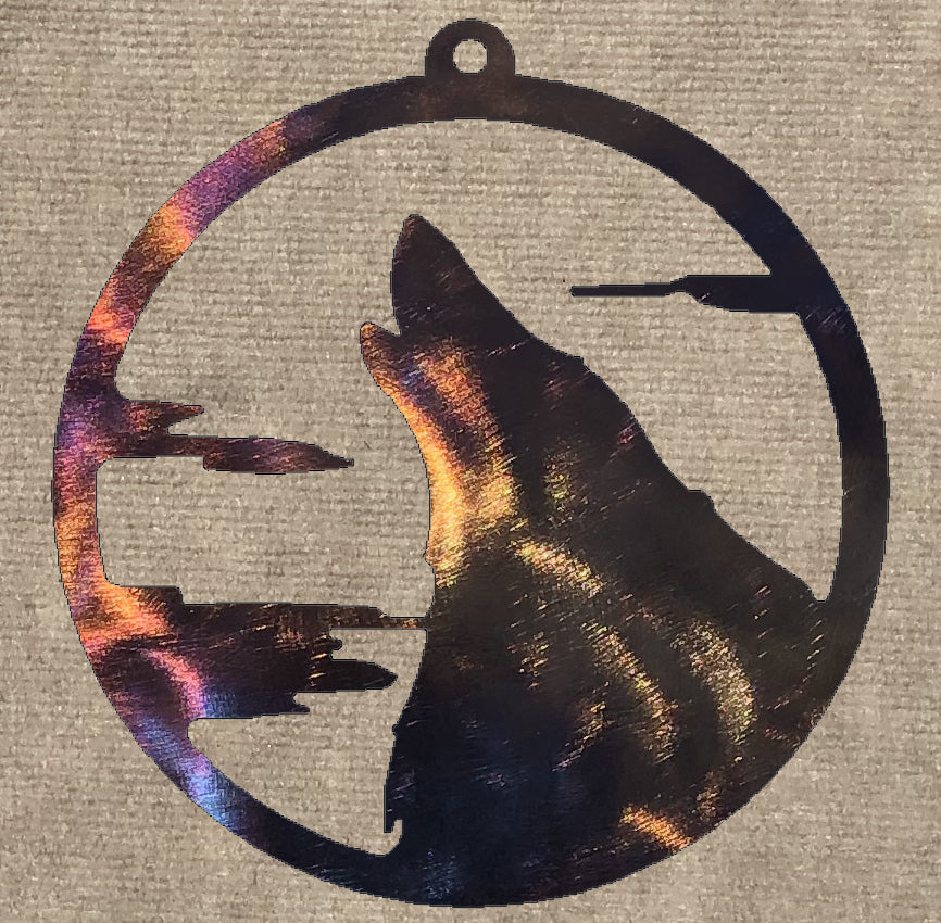 Wolf Howling with Clouds in Circle Metal Art (#129)