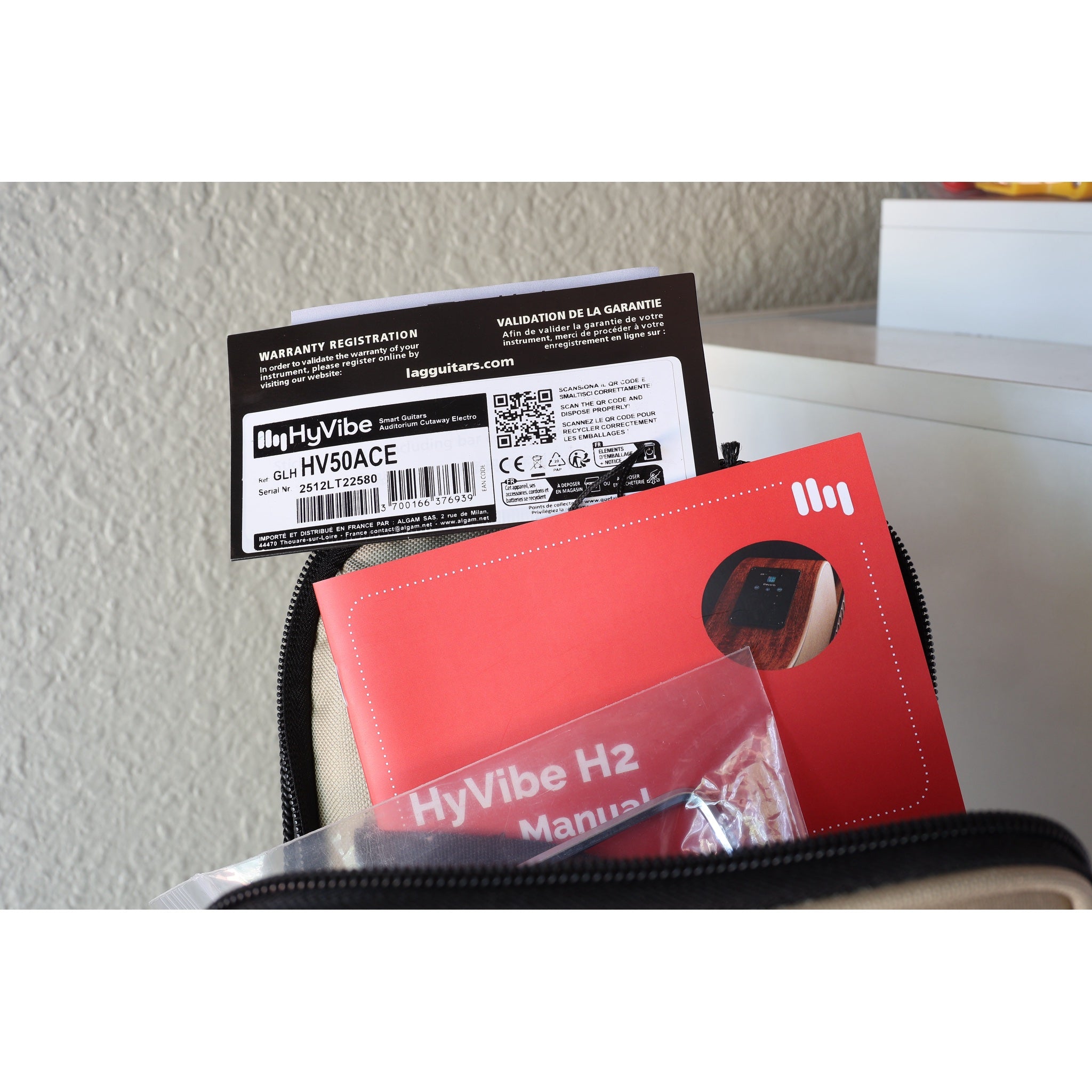 Lâg HyVibe 50 Auditorium Bevel Cutaway Smart Guitar – HV50ACE-2512LT22580 -with Warranty Registration & Serial Number card, HyVibe 2 Manual, Truss Tool, and USB charging cable in upper case pocket 3700166376939
2512LT22580.