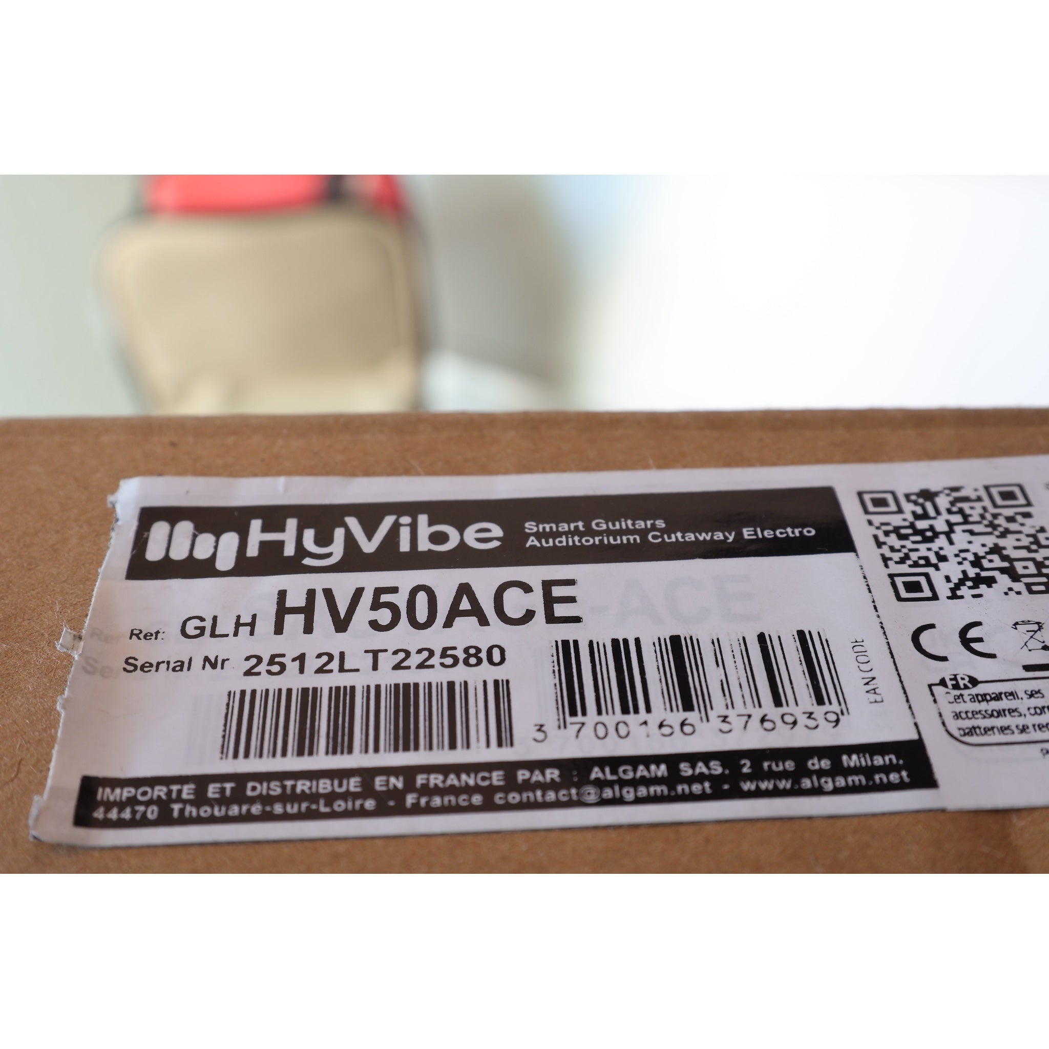 Lâg HyVibe 50 Auditorium Bevel Cutaway Smart Guitar – HV50ACE-2512LT22580 -serial number on shipping box it will ship in showing 2512LT22580 and UPC 3700166376939.
