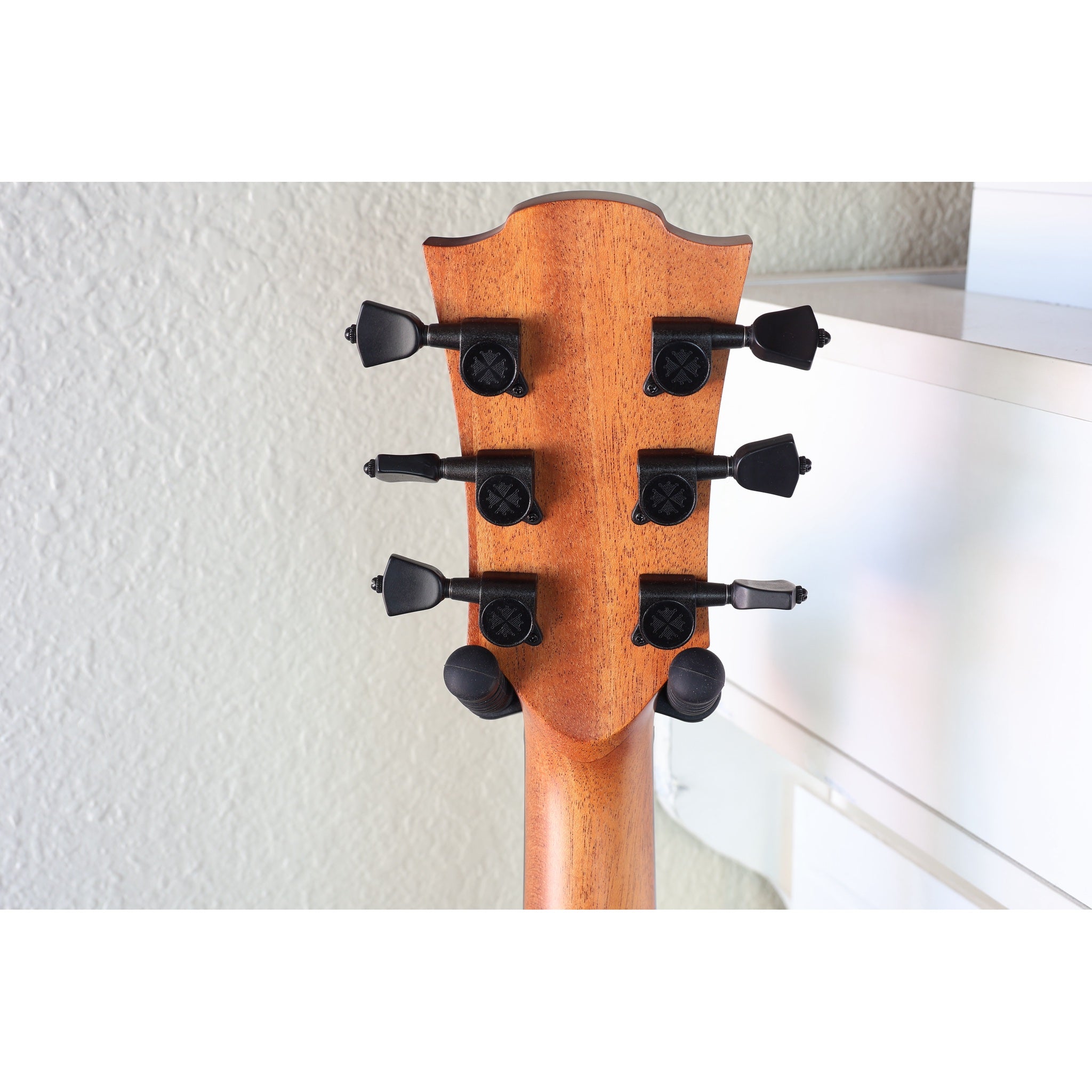 Lâg HyVibe 50 Auditorium Bevel Cutaway Smart Guitar – HV50ACE-2512LT22580 - back headstock with tuners.