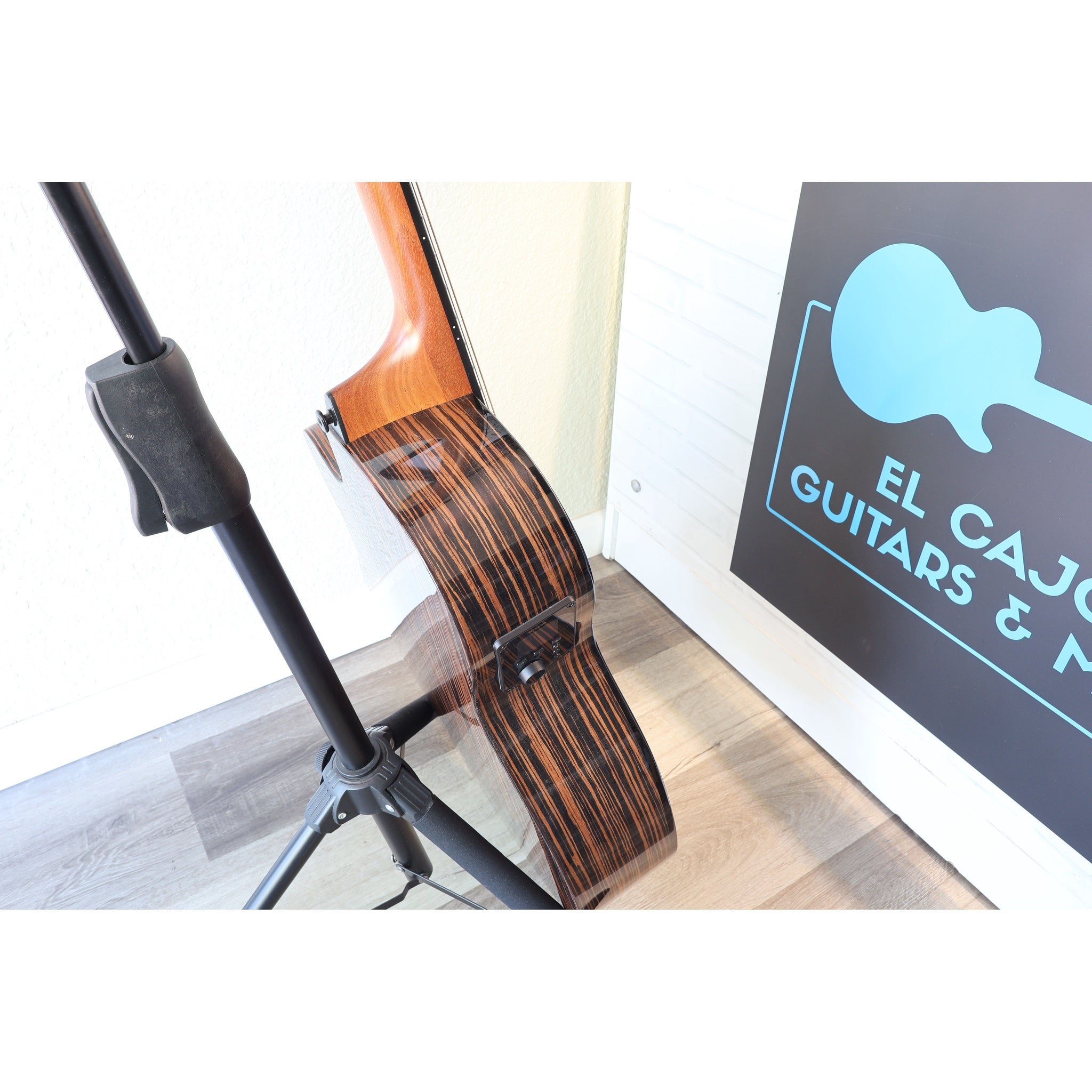Lâg HyVibe 50 Auditorium Bevel Cutaway Smart Guitar – HV50ACE-2512LT22580 - control side detail with controls.
