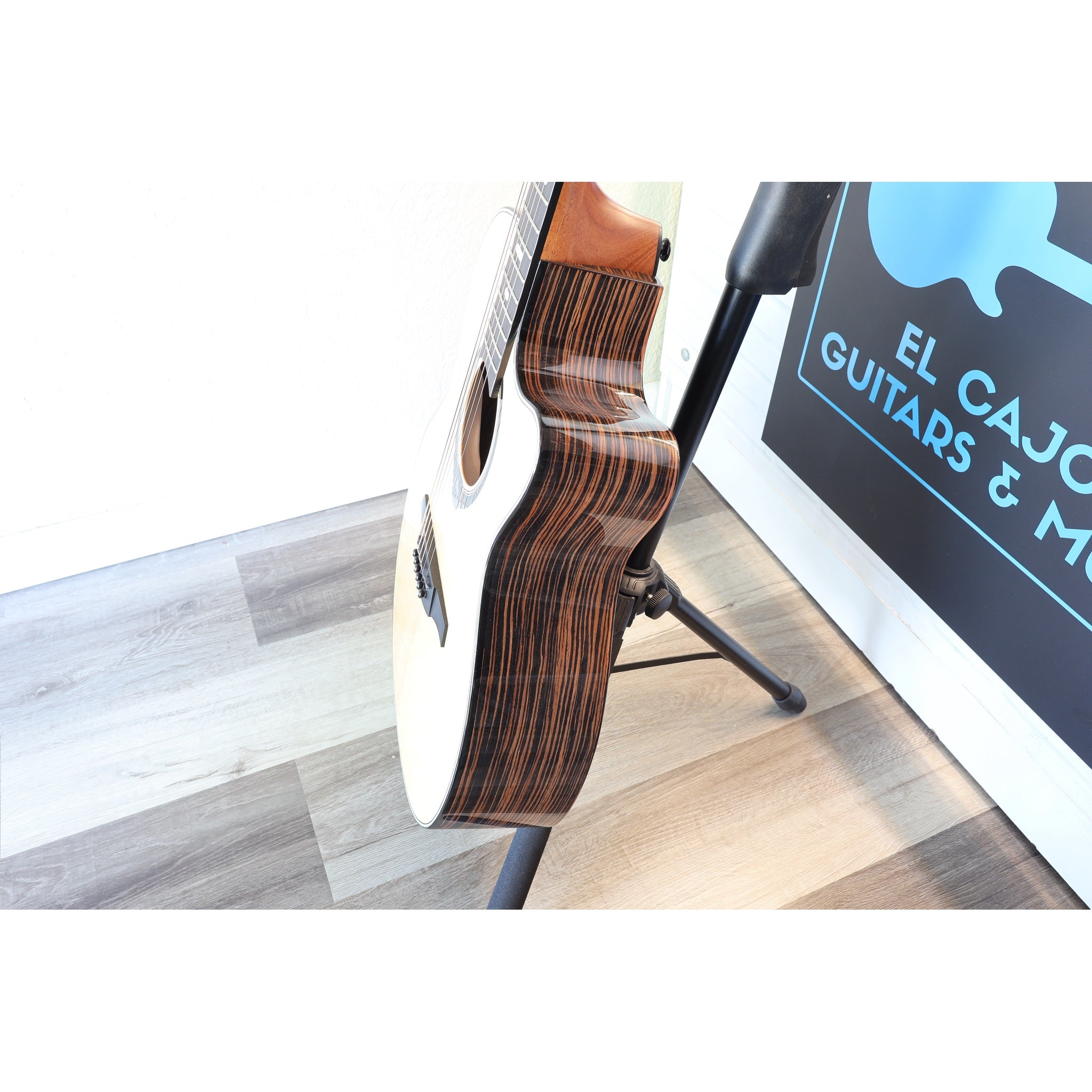 Lâg HyVibe 50 Auditorium Bevel Cutaway Smart Guitar – HV50ACE-2512LT22580 -cutaway side grain detail.