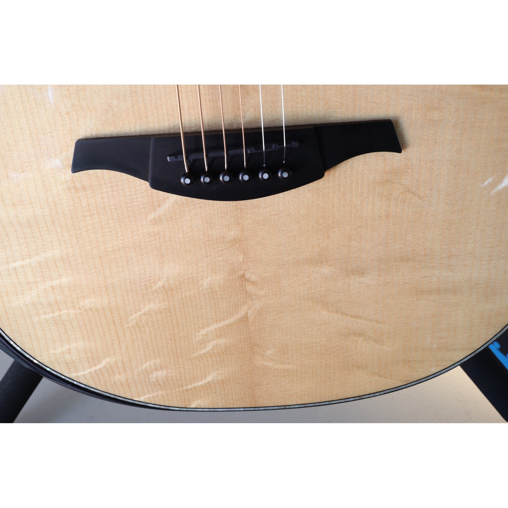 Lâg HyVibe 50 Auditorium Bevel Cutaway Smart Guitar – HV50ACE-2512LT22580 - lower bout grain and bridge detail.