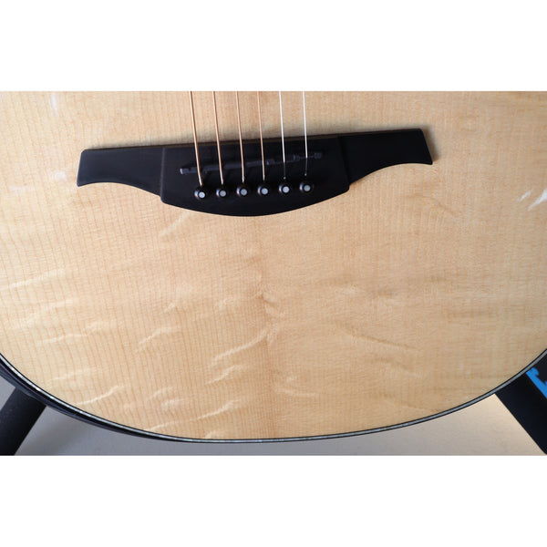 Lâg HyVibe 50 Auditorium Bevel Cutaway Smart Guitar – HV50ACE-2512LT22580 - lower bout grain and bridge detail.