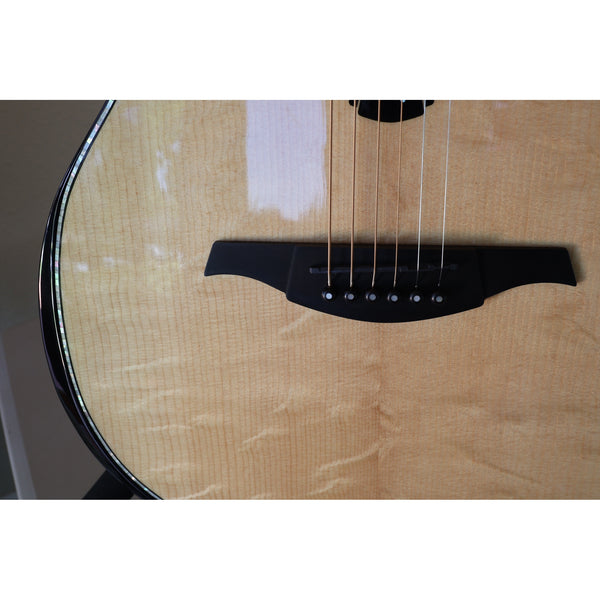 Lâg HyVibe 50 Auditorium Bevel Cutaway Smart Guitar – HV50ACE-2512LT22580 - bridge and top grain showing.