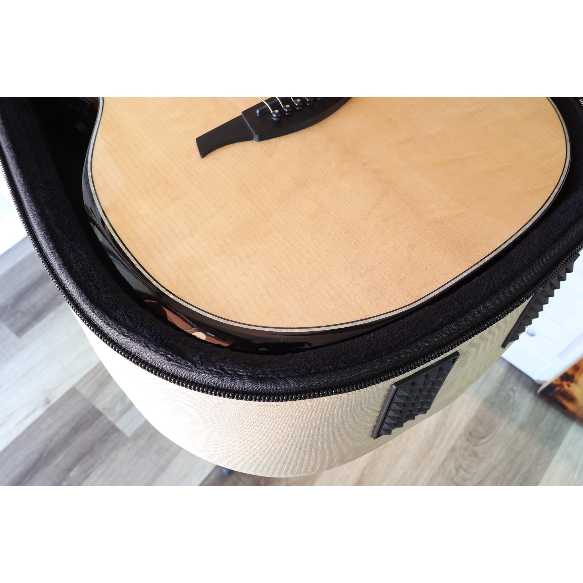 Lâg HyVibe 50 Auditorium Bevel Cutaway Smart Guitar – HV50ACE-2512LT22580 -lower bout in case it comes with.