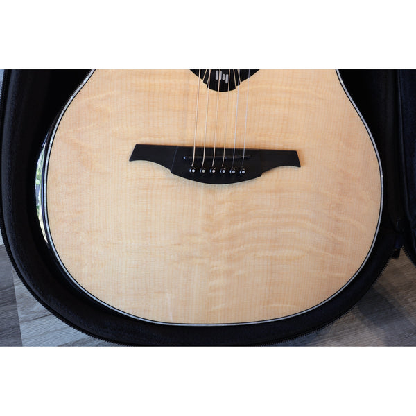 Lâg HyVibe 50 Auditorium Bevel Cutaway Smart Guitar – HV50ACE-2604LT07464 lower bout in case