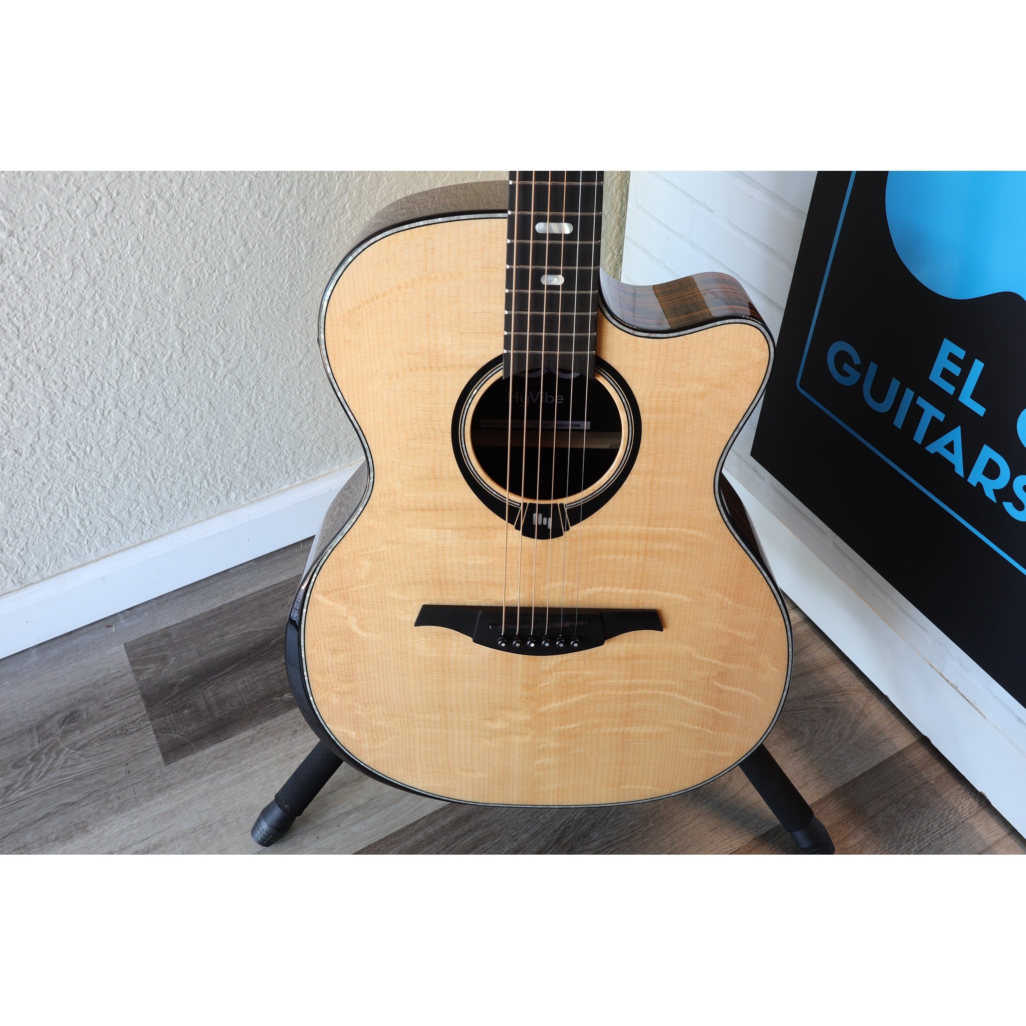 Lâg HyVibe 50 Auditorium Bevel Cutaway Smart Guitar – HV50ACE-2604LT07464 front body with great grain.
