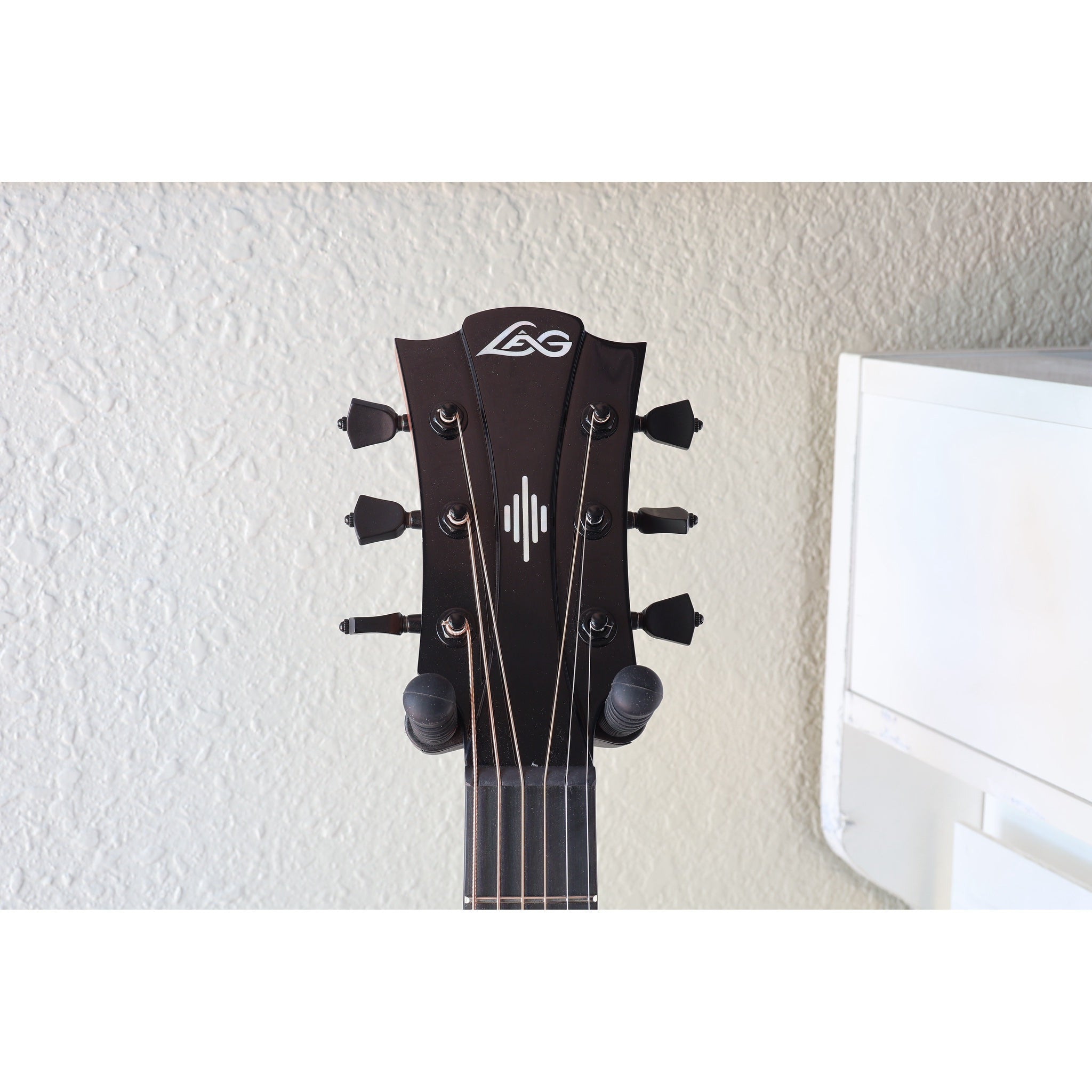 Lâg HyVibe 50 Auditorium Bevel Cutaway Smart Guitar – HV50ACE-2604LT07464 front headstock and tuners showing.