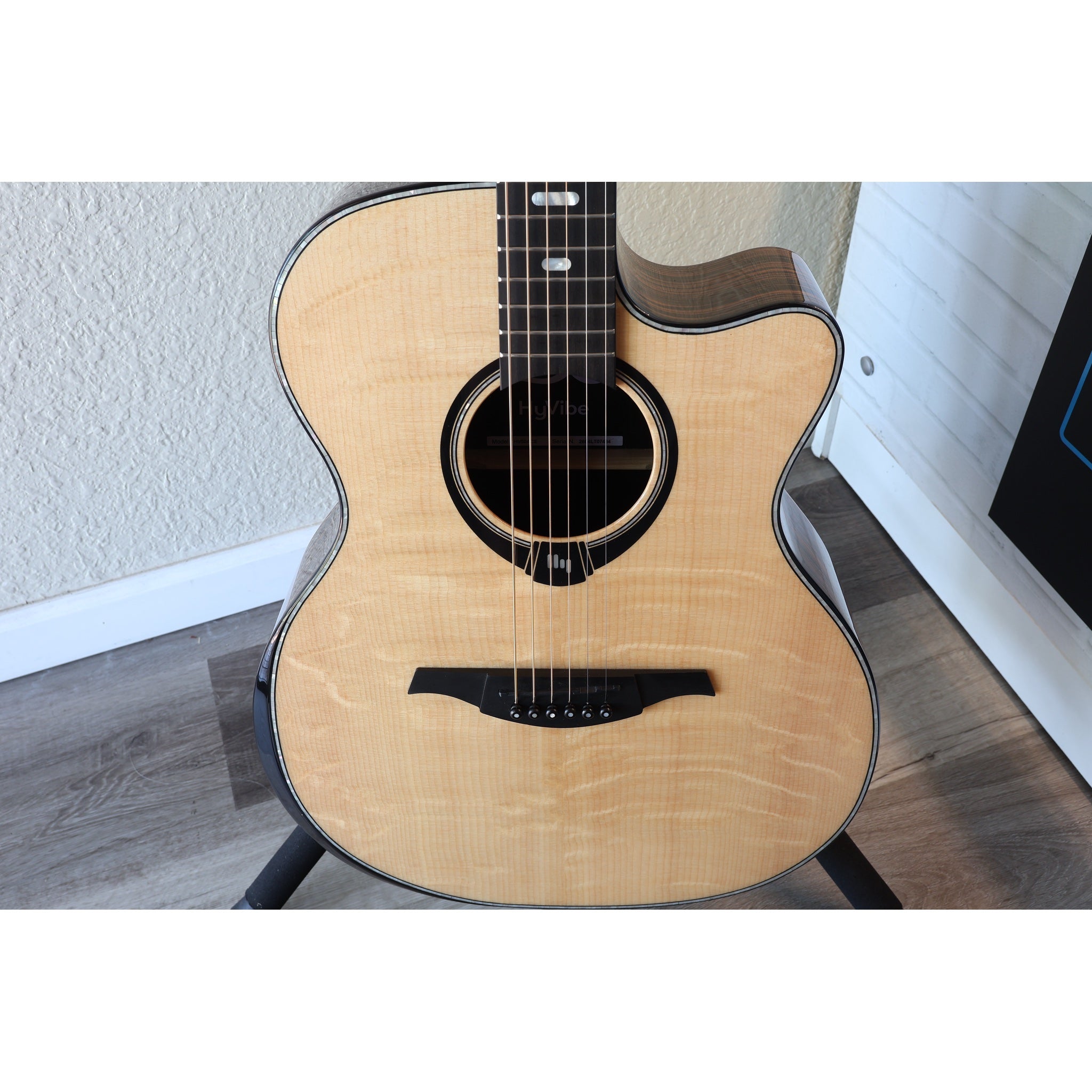 Lâg HyVibe 50 Auditorium Bevel Cutaway Smart Guitar – HV50ACE-2604LT07464 front body grain showing.