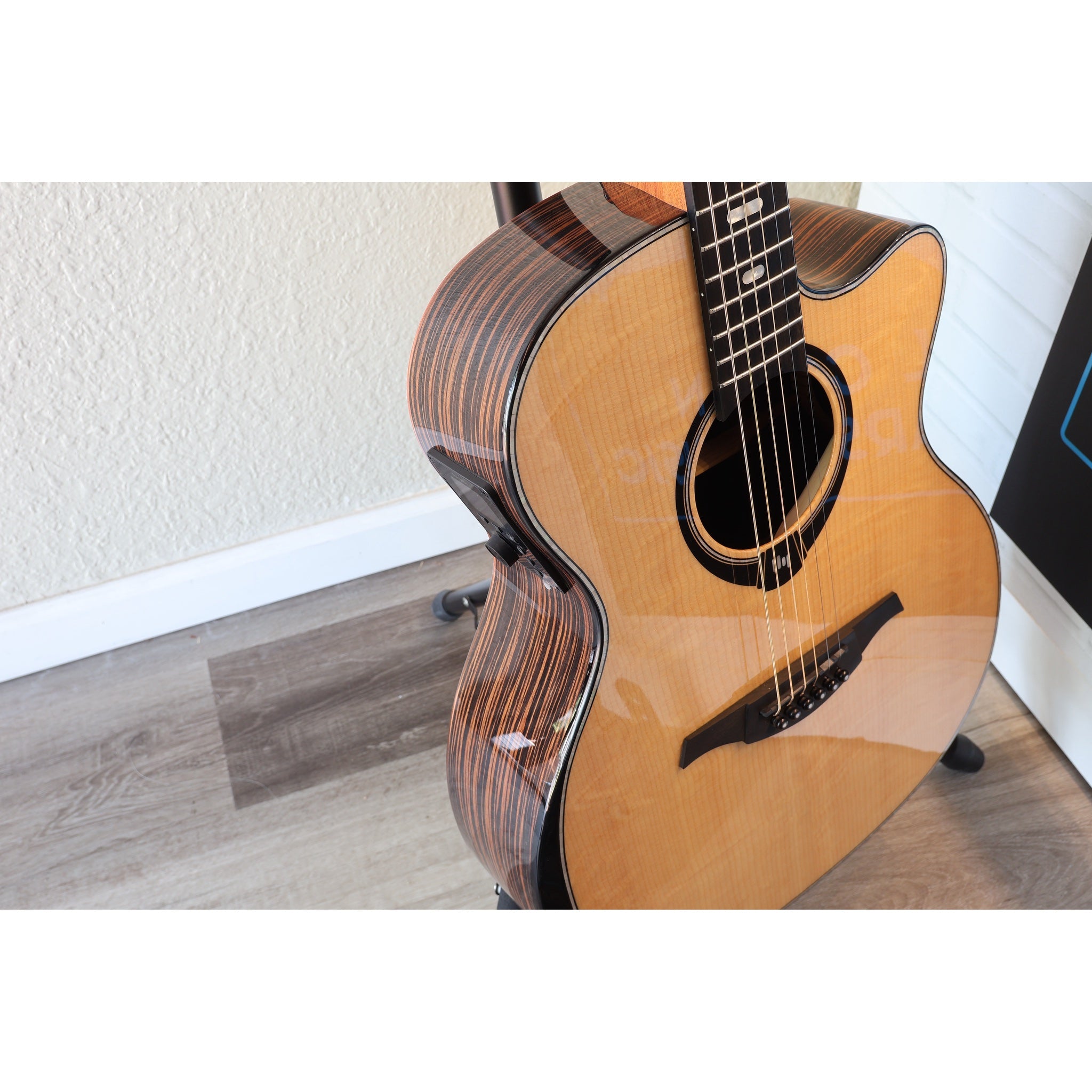 Lâg HyVibe 50 Auditorium Bevel Cutaway Smart Guitar – HV50ACE-2604LT07464 front and electronics Hyvibe 2 side.