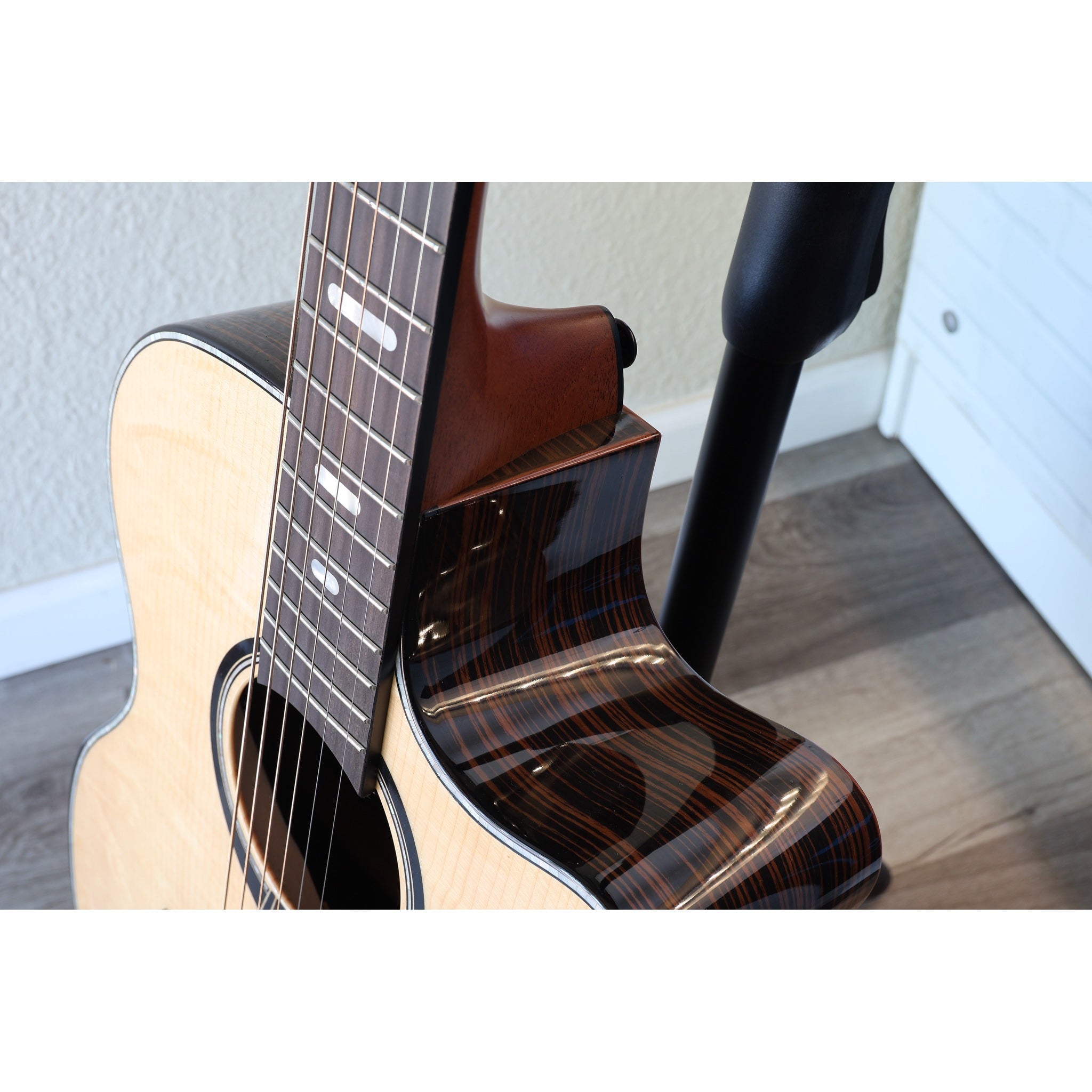 Lâg HyVibe 50 Auditorium Bevel Cutaway Smart Guitar – HV50ACE-2604LT07464 cutaway grain, lower fretboard, side view.