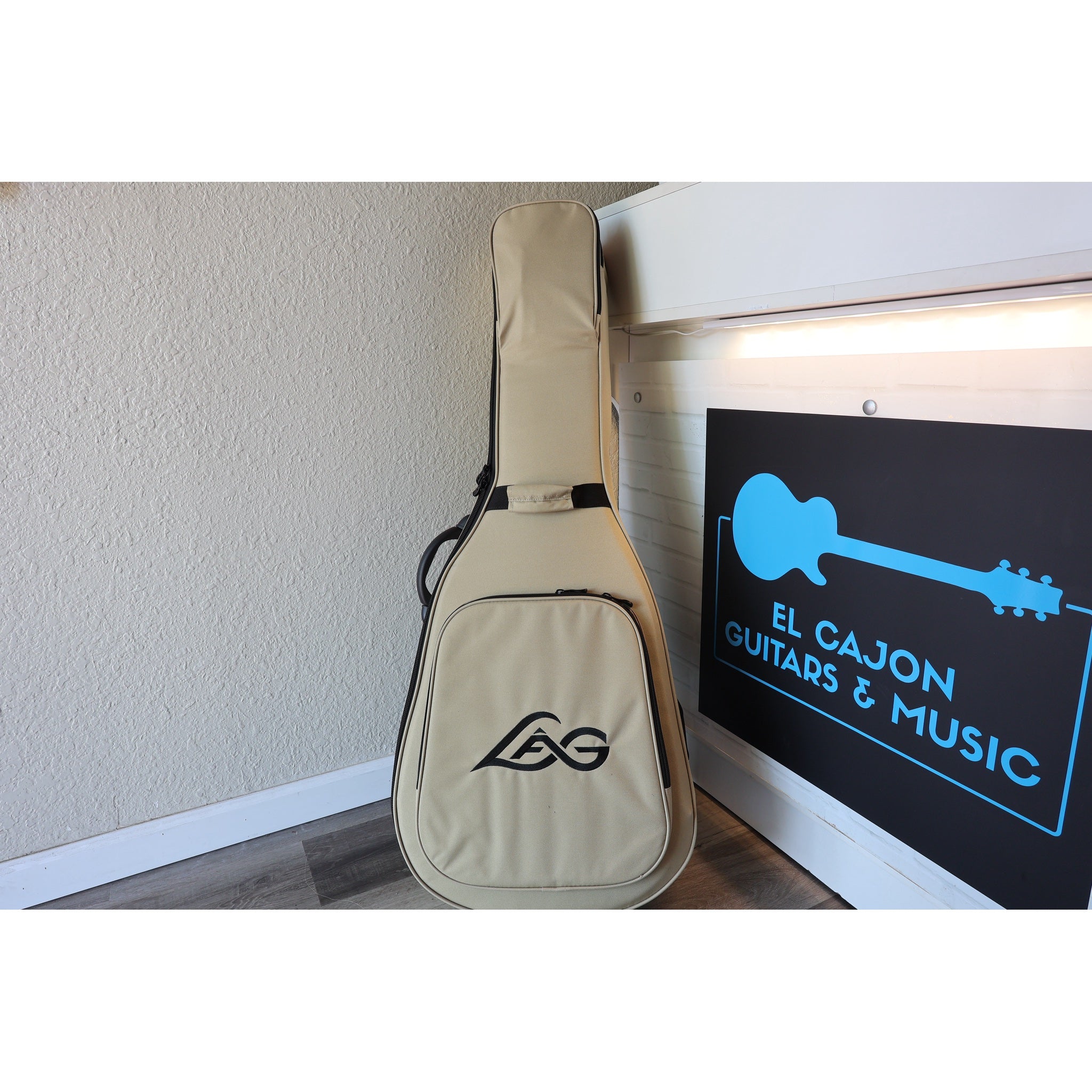 Lâg HyVibe 50 Auditorium Bevel Cutaway Smart Guitar – HV50ACE-2604LT07464 case front.