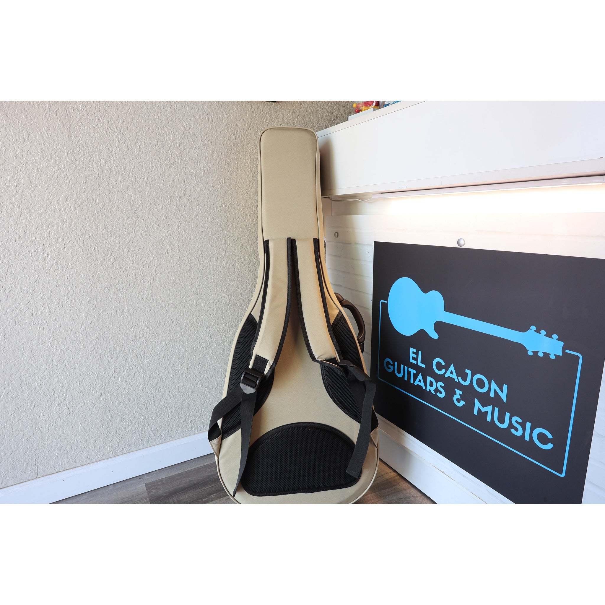 Lâg HyVibe 50 Auditorium Bevel Cutaway Smart Guitar – HV50ACE-2604LT07464 back of case.