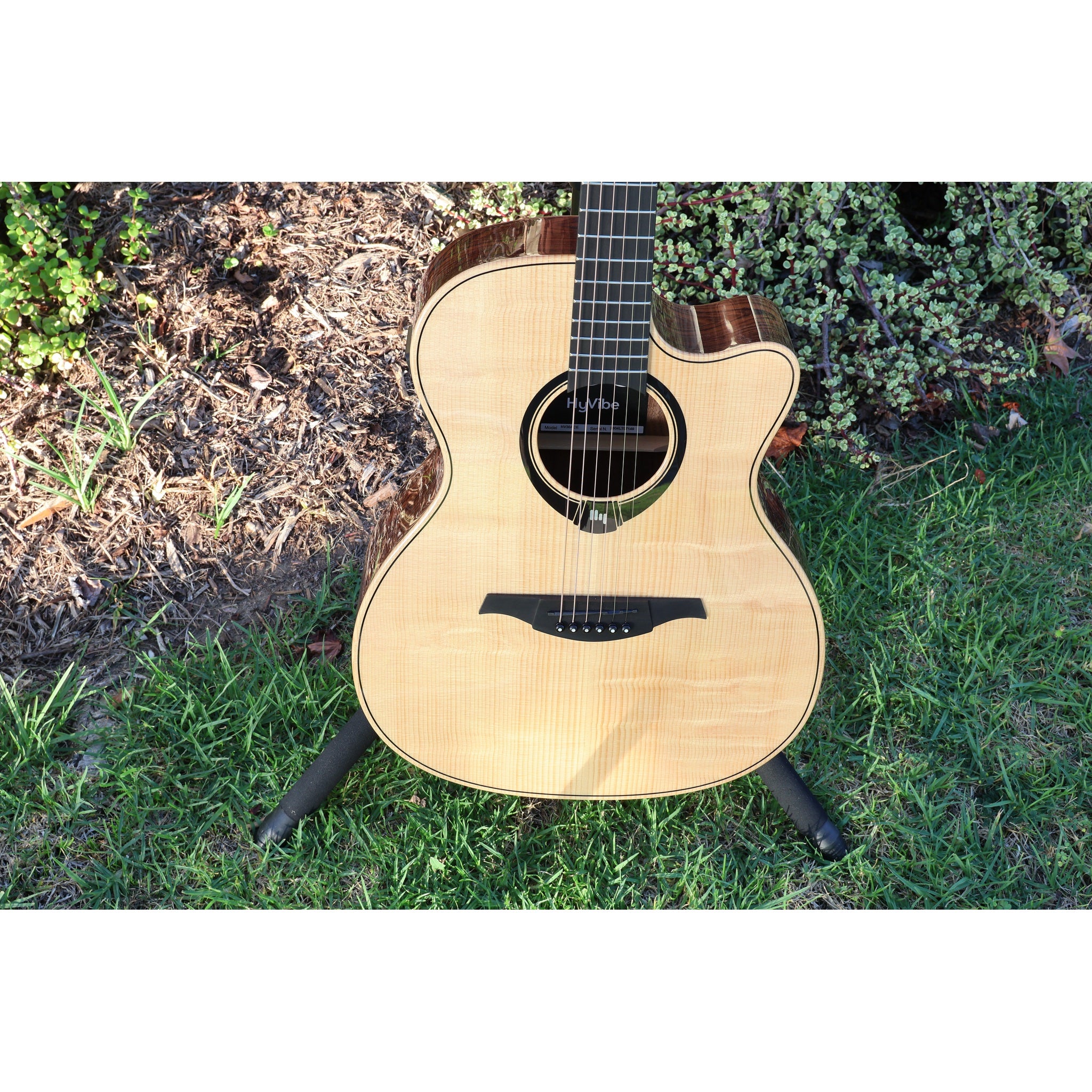 Lag Smart Guitar Hyvibe 30 Auditorium Cutaway Gloss at ECG Music - front body