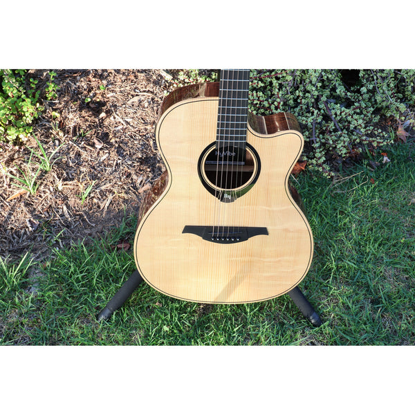 Lag Smart Guitar Hyvibe 30 Auditorium Cutaway Gloss at ECG Music - front body