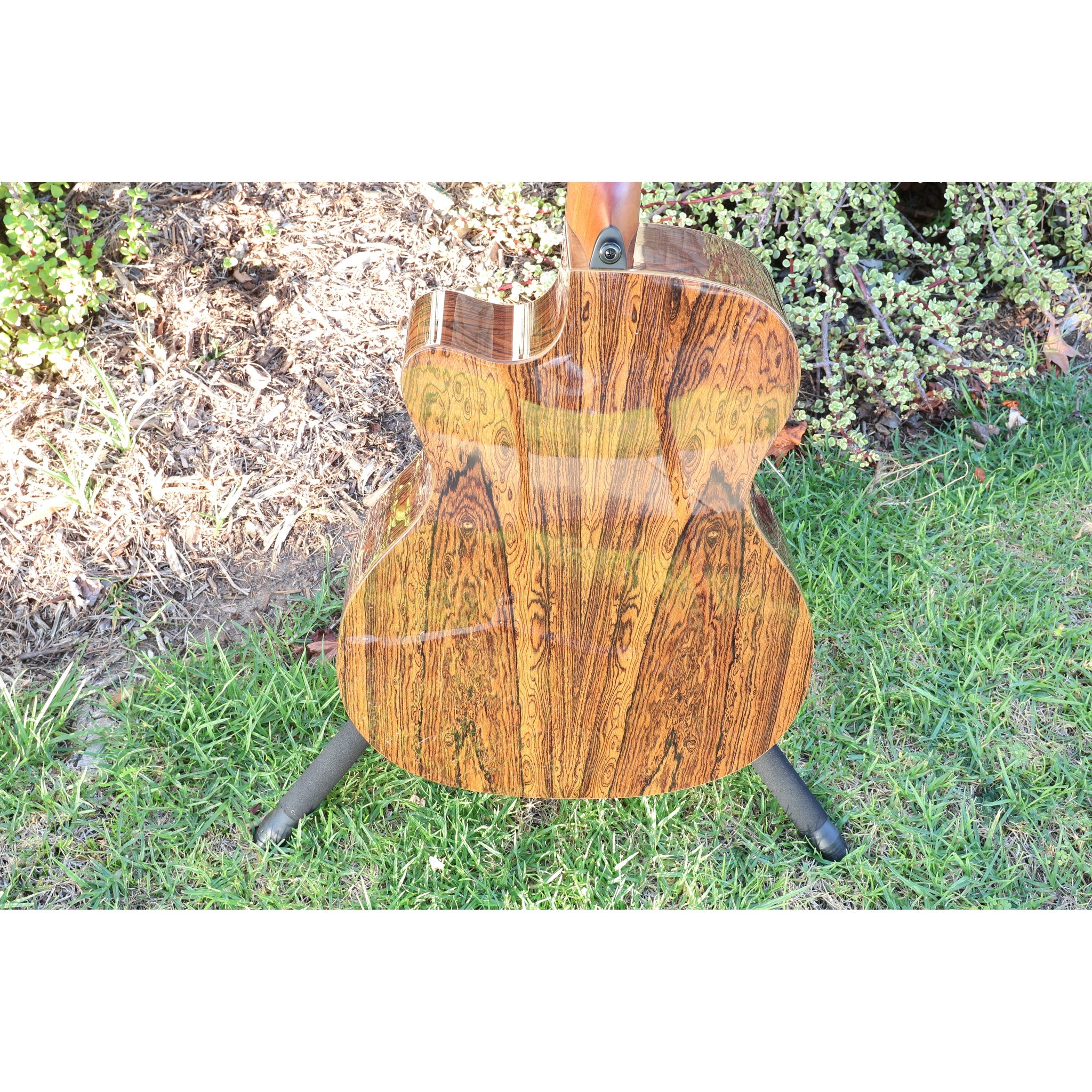 Lag Smart Guitar Hyvibe 30 Auditorium Cutaway Gloss at ECG Music - natural lighting . great grain back