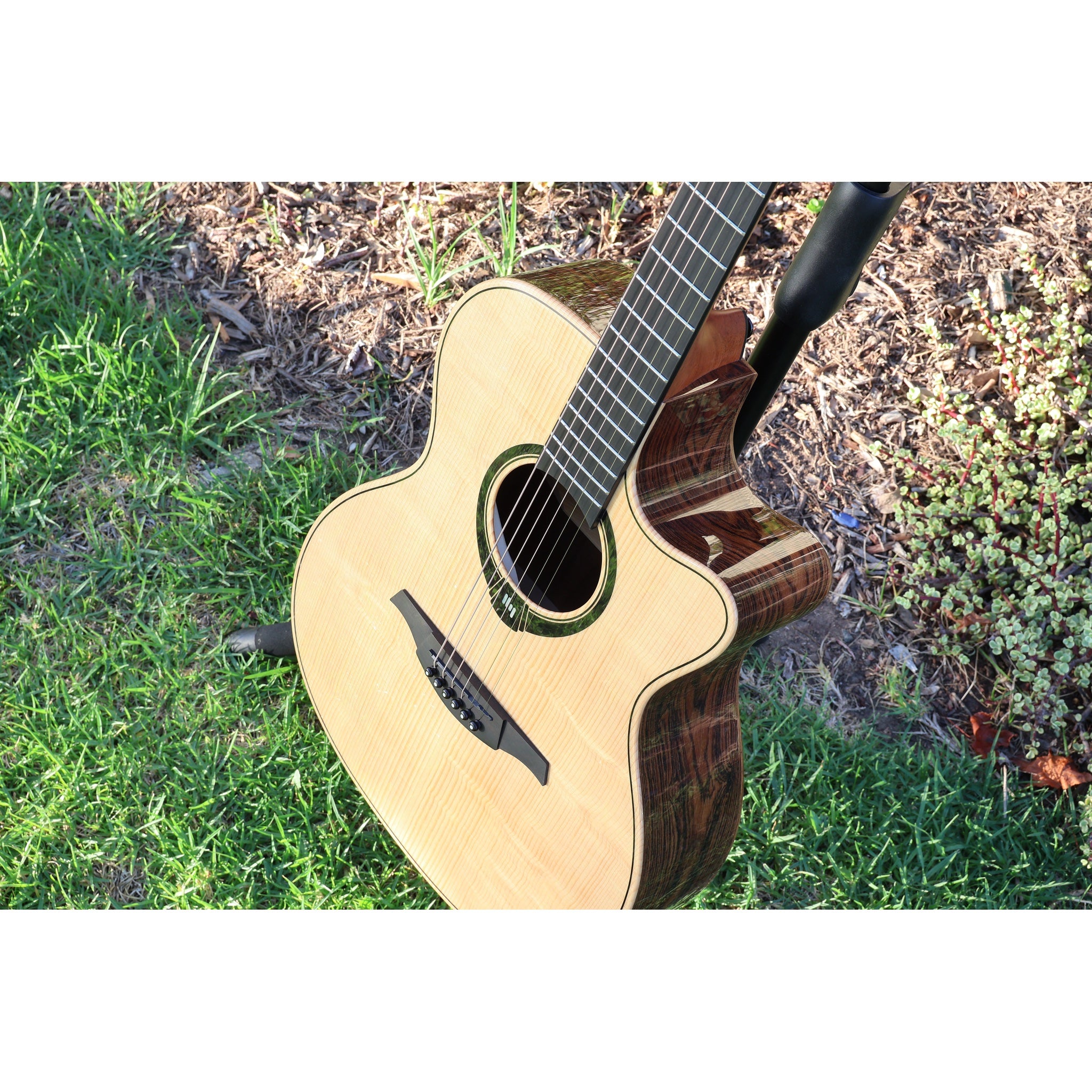 Lag Smart Guitar Hyvibe 30 Auditorium Cutaway Gloss at ECG Music - front body and neck