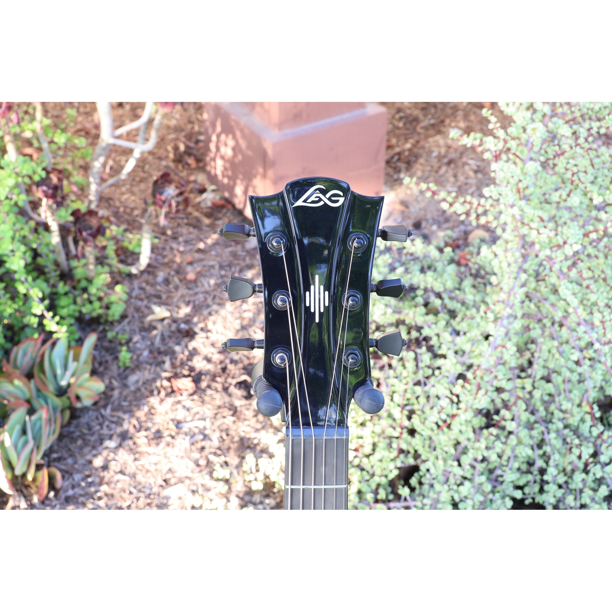 Lag Smart Guitar Hyvibe 30 Auditorium Cutaway Gloss at ECG Music - front head with tuners.