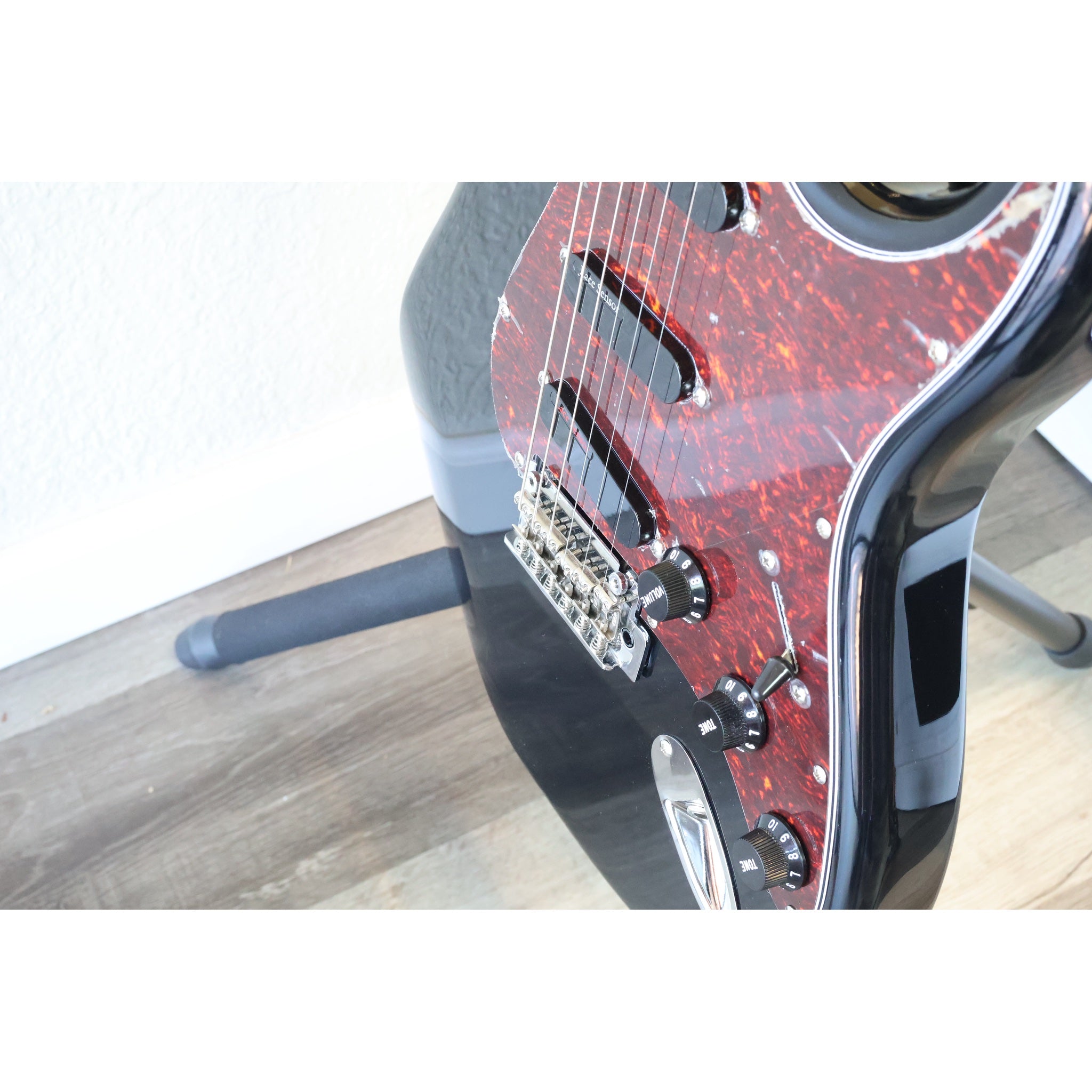 Tagima T-635 Classic Black Electric Guitar selector switch side view.