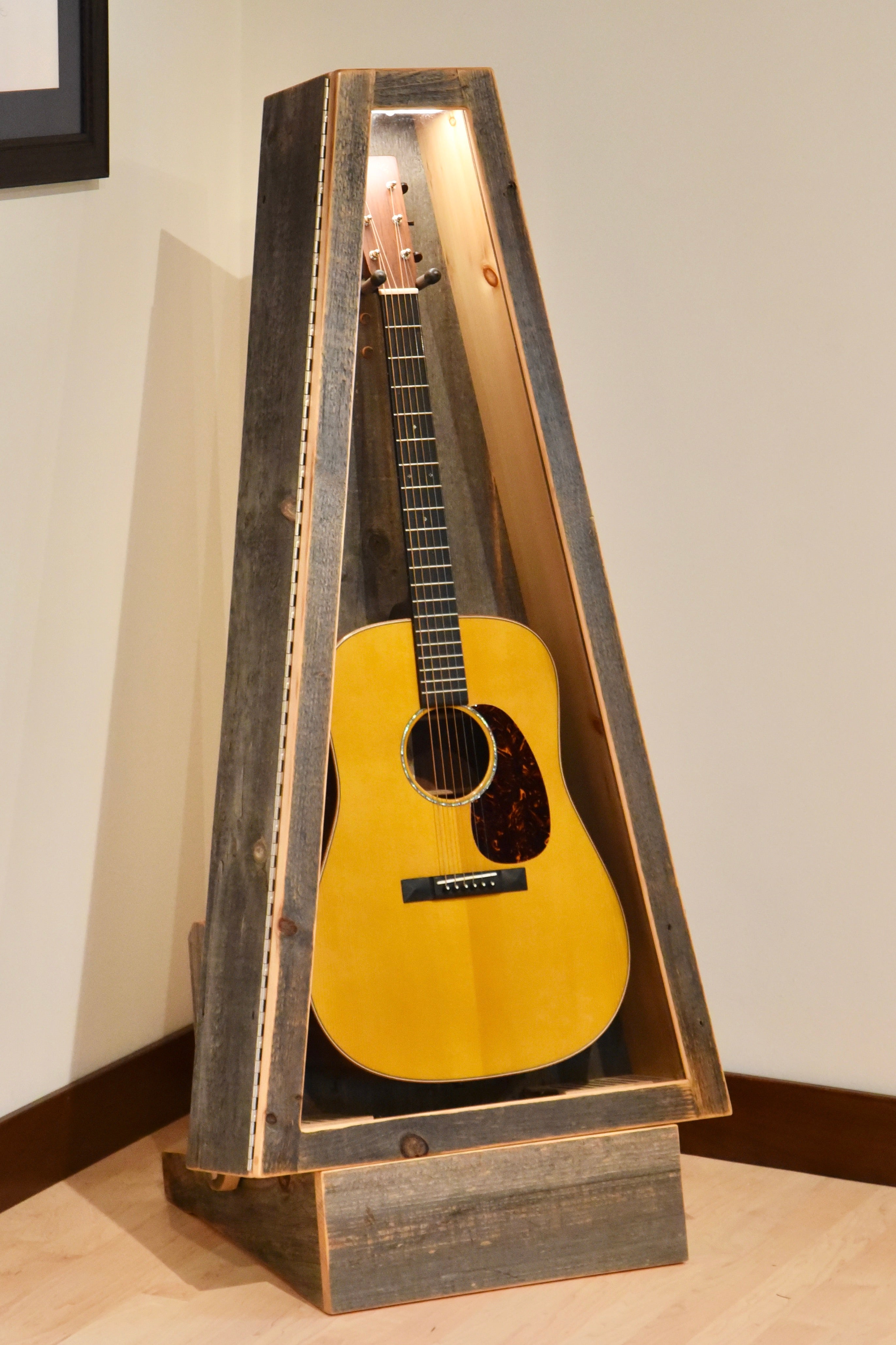 ClimaStand Triangle Humidor with Base - Reclaimed Barnwood (Grey)