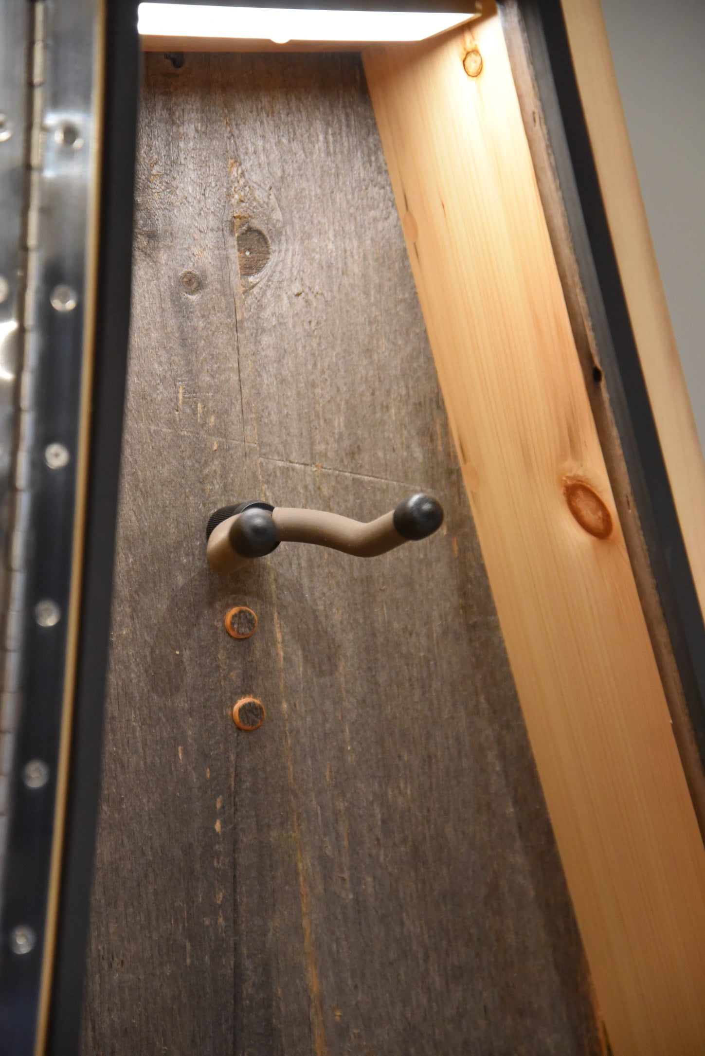 ClimaStand Triangle Humidor with Base - Reclaimed Barnwood (Grey)